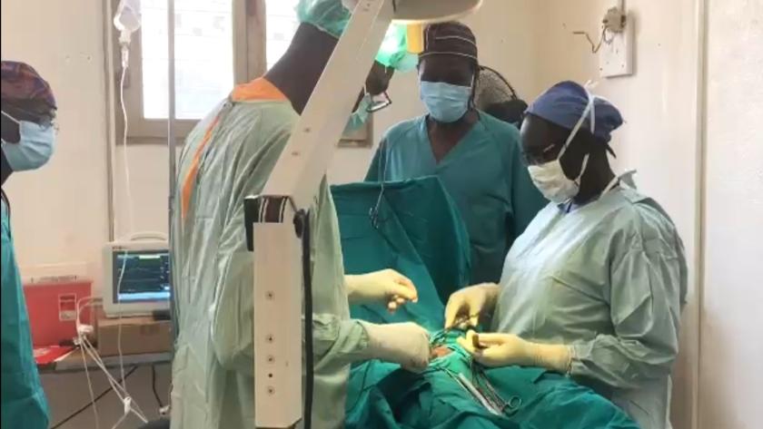 Personal sanitario durante una intervención en quirófano