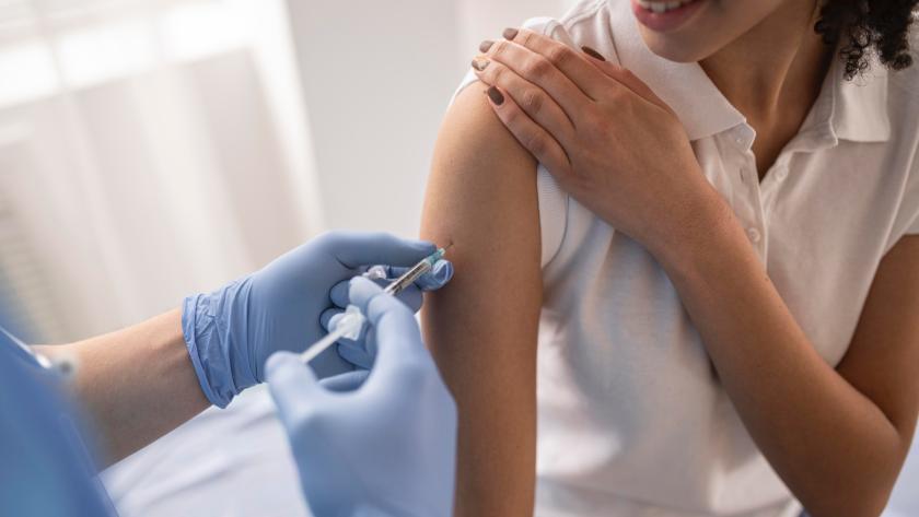 Las Unidades de Atención a Residencias de Atención Primaria han vacunado frente a la gripe cerca de 30.000 usuarios, un 41,5% más con respecto al año anterior Profesional sanitario administrando una vacuna
