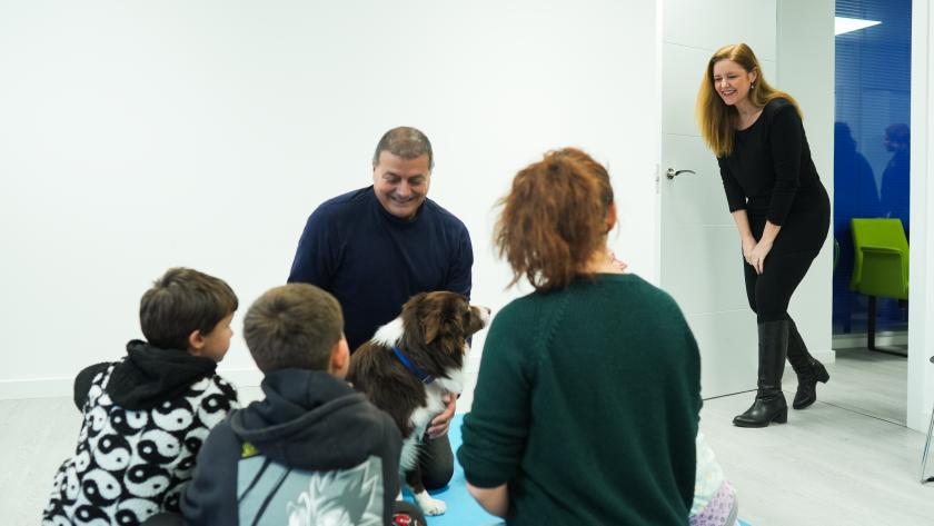 La consejera Ana Dávila ha asistido a una de las sesiones de terapias con perros, en las que participa un equipo especializado con una coordinadora, psicóloga y adiestrador canino La Comunidad de Madrid ofrece terapias con perros adiestrados para favorecer la recuperación a mujeres víctimas de violencia y sus hijos
