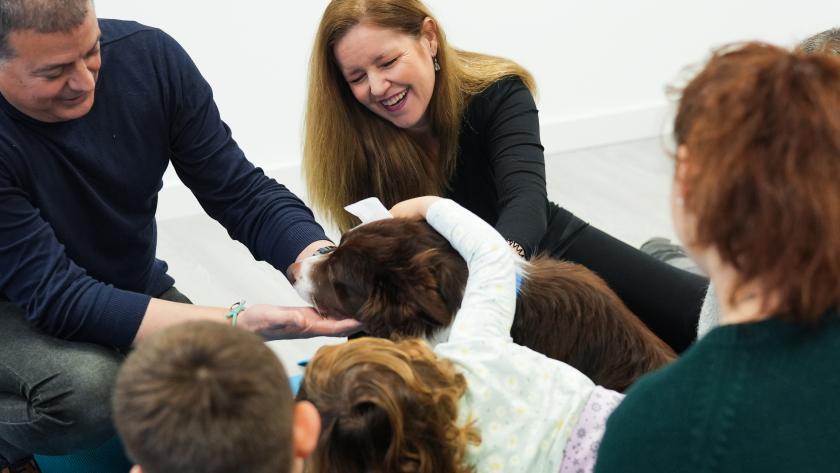 La consejera Ana Dávila ha asistido a una de las sesiones de terapias con perros, en las que participa un equipo especializado con una coordinadora, psicóloga y adiestrador canino La Comunidad de Madrid ofrece terapias con perros adiestrados para favorecer la recuperación a mujeres víctimas de violencia y sus hijos