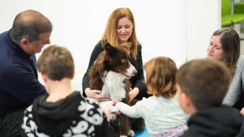 La consejera Ana Dávila ha asistido a una de las sesiones de terapias con perros, en las que participa un equipo especializado con una coordinadora, psicóloga y adiestrador canino La Comunidad de Madrid ofrece terapias con perros adiestrados para favorecer la recuperación a mujeres víctimas de violencia y sus hijos