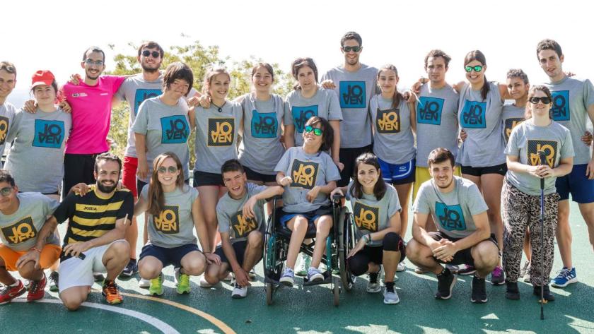 La Comunidad de Madrid supera el millar de plazas en campamentos de verano juveniles para fomentar la cooperación y la convivencia Un grupo de jóvenes en un campamento