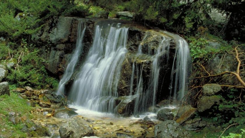 La Comunidad de Madrid invierte en ayudas para dinamizar el entorno del Parque Nacional de la Sierra de Guadarrama Cascada en el Parque Nacional de la Sierra de Guadarrama