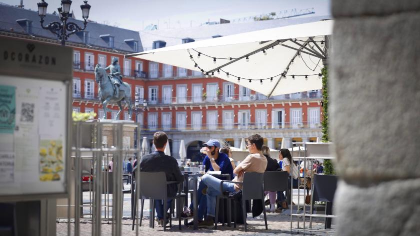 Personas consumiendo en la Plaza Mayor de Madrid