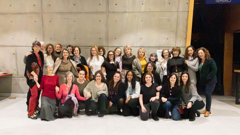 El Ayuntamiento de Tres Cantos premia a toda la Enfermería de los centros de salud del municipio con el galardón Mujeres Esenciales Tres Cantos 2025 Profesionales de los centros de salud de Tres Cantos y de la Gerencia curante el acto de entrega de los premios