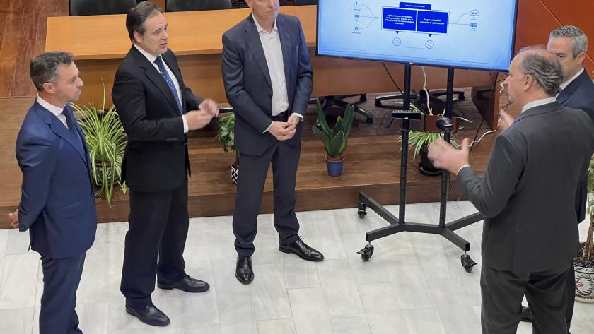 López-Valverde visita Torrelaguna El consejero Miguel López-Valverde durante su visita a Torrelaguna