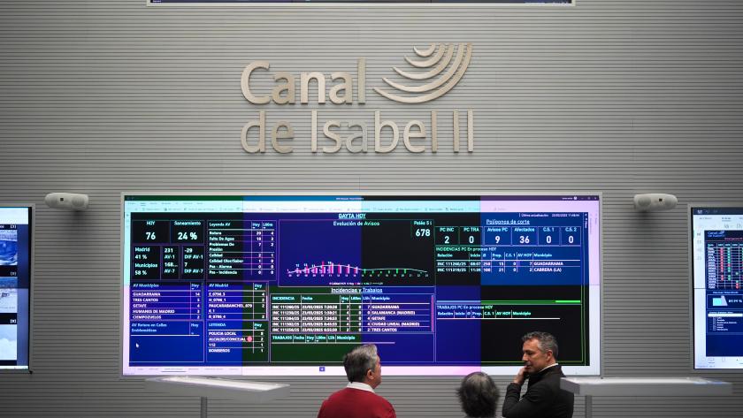 Carlos Novillo en el Centro de control de Canal Isabel II