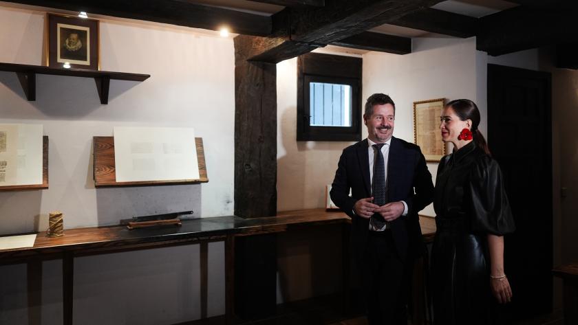 El consejero Mariano de Paco presenta un proyecto junto a la Sociedad Cervantina