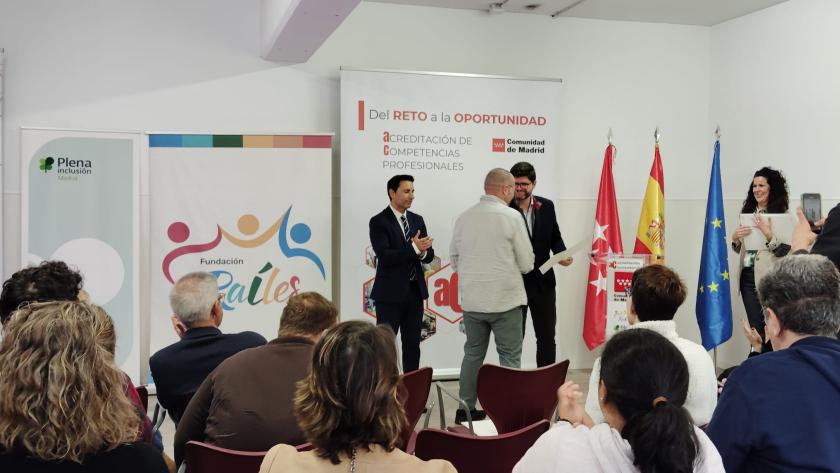 Certificados Profesionales Fundación Raíles Viceconsejero de Economía y Empleo entregando Certificado Profesional