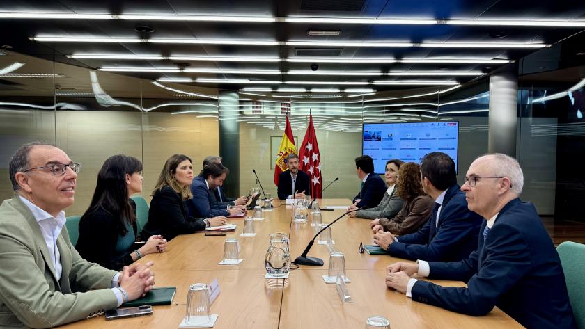 La Comunidad de Madrid estrena una línea de ayudas para las 27 farmacias de municipios de menos de 1.000 habitantes El consejero García Martín