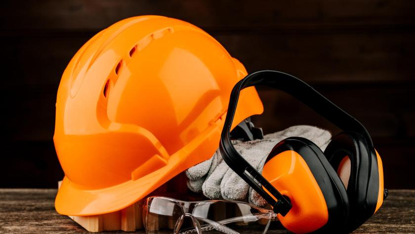 IRSST Día Mundial de Seguridad y Salud en el Trabajo casco y auriculares protección