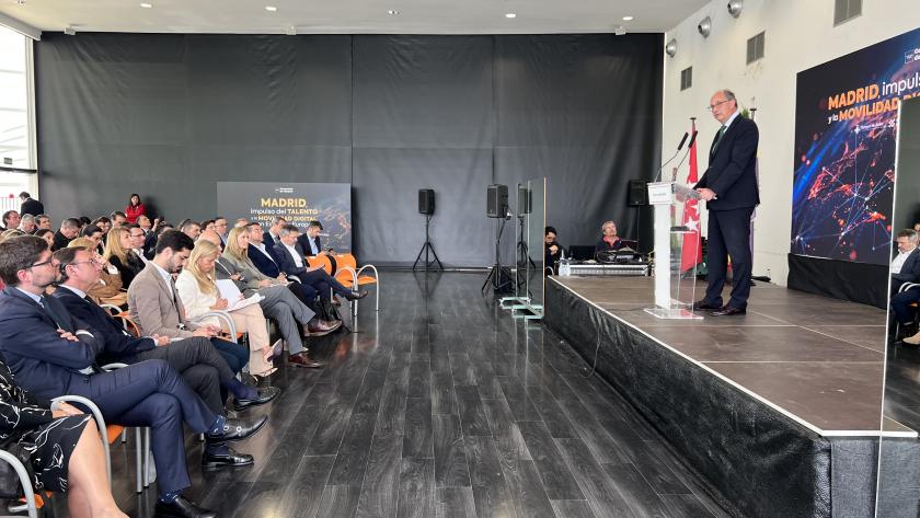 López-Valverde presenta el estudio El estado y evolución del Mercado de Talento Tecnológico en la Comunidad de Madrid El consejero Miguel López-Valverde con el estudio El estado y evolución del Mercado de Talento Tecnológico en la Comunidad
