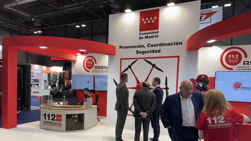 La ASEM 112 exhibe su trabajo en la Feria Internacional de Defensa y Seguridad de España El director Pedro Antonio Ruiz durante su visita a esta feria