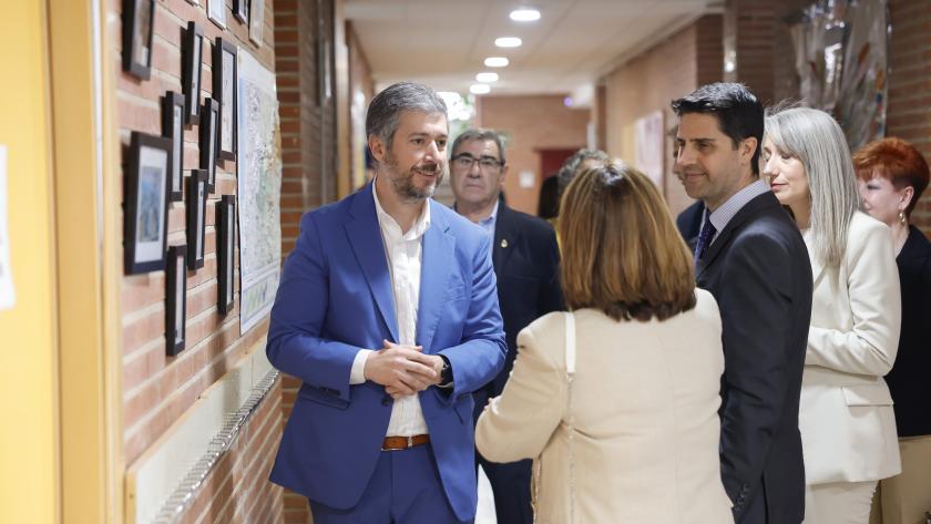 La Comunidad de Madrid invierte 15 millones de euros en ayudas para obras de mejora en colegios públicos de 117 pequeños municipios Los consejeros García Martín y Viciana
