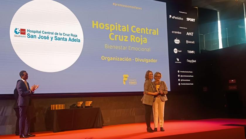 El Hospital público Central de la Cruz Roja en la recogida de los premios Somos Fanes