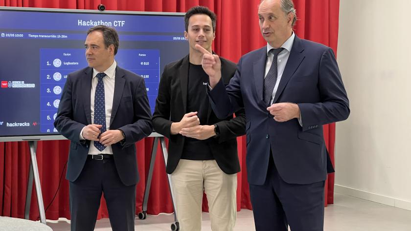 López-Valverde asiste al I Hackathon El consejero Miguel López-Valverde durante el I Hackathon