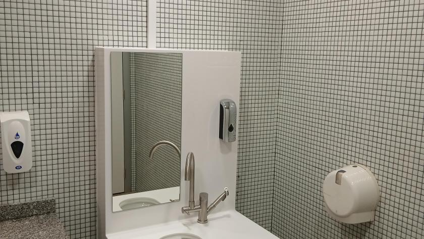 imagen de un aseo adaptado para personas con ostomía en el Hospital Universitario Infanta Cristina