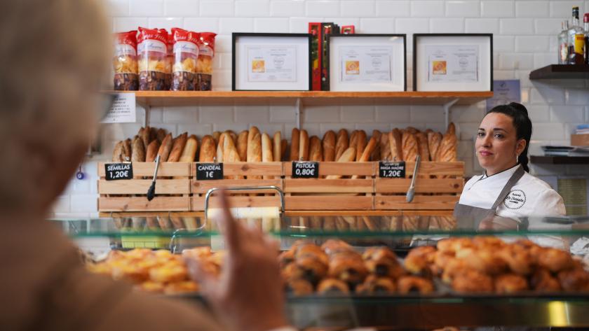 Empleo Mujer trabajando en una panadería
