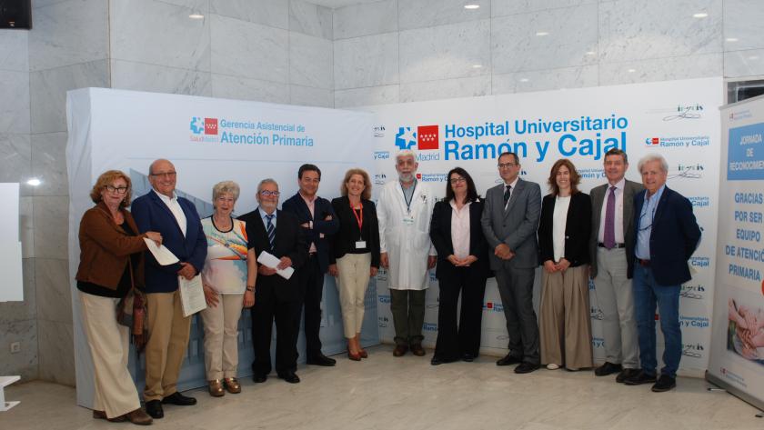 Foto de familia de personalidades y participantes en el homenaje