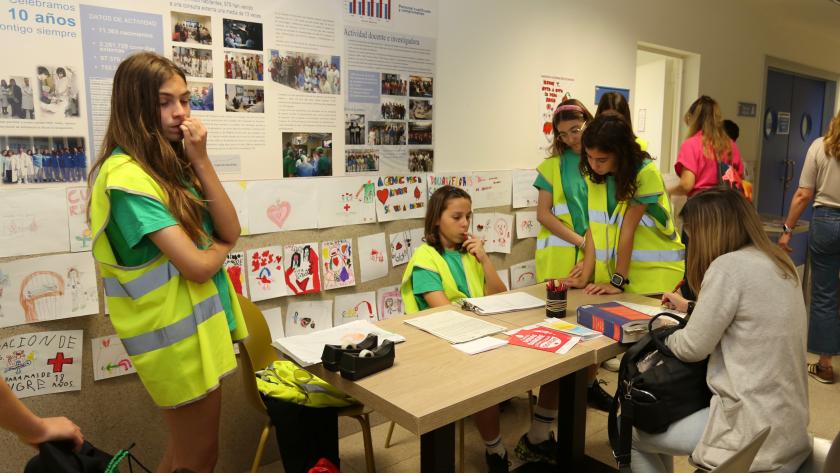 Alumnos captan donantes a la entrada de la sala de donación
