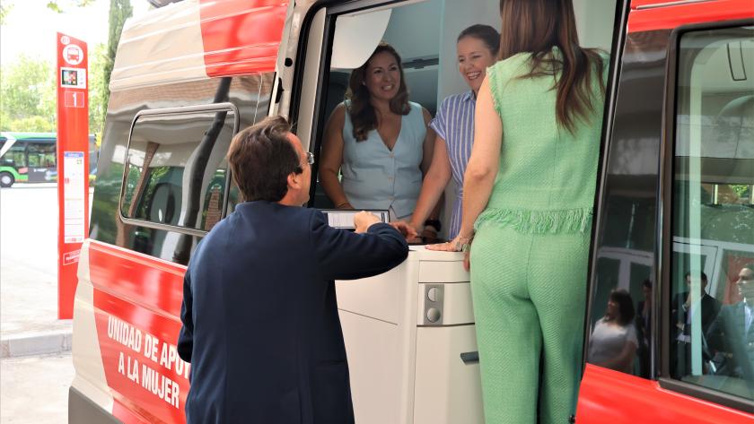 La Comunidad de Madrid abre el primer centro público de atención integral para ayudar a mujeres a dejar la prostitución La consejera Dávila