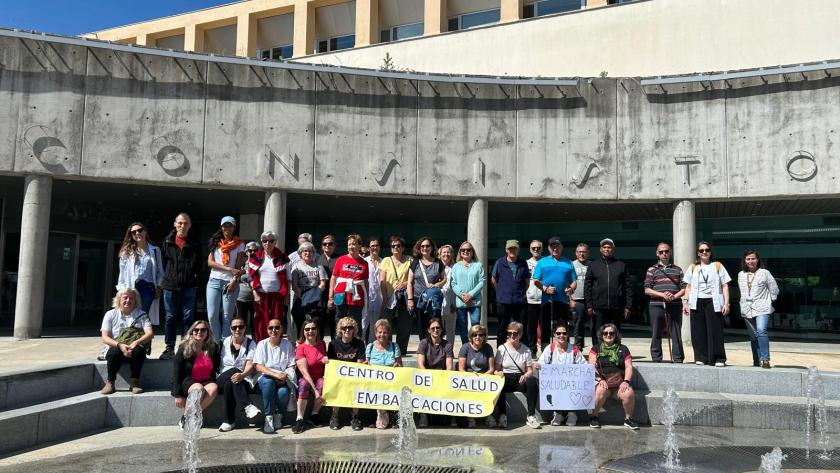 Los centros de salud públicos de Tres Cantos celebran una marcha conjunta para promocionar la práctica de ejercicio físico Usuarios y profesionales durante un momento de la marcha saludable