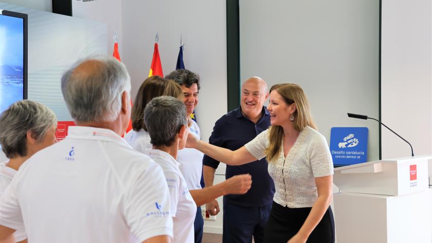 La consejera Ana Dávila con los participantes del Desafío SantaLucía Seniors 2025