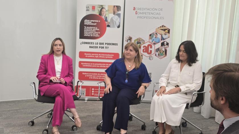 Mesa redonda Acto acreditación competencias con Embajada de Ecuador