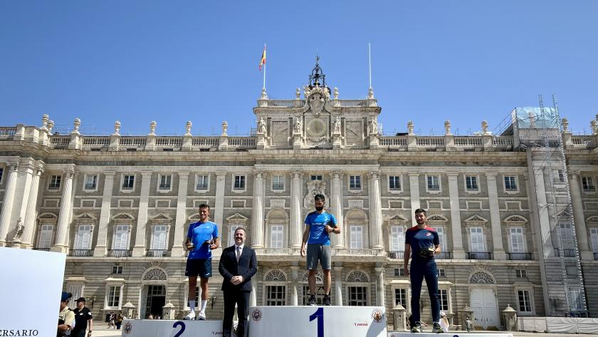 La Comunidad de Madrid, en la I Carrera Popular X Aniversario que conmemora la proclamación del Rey Felipe VI Mariano de Paco Serrano en el podio de la carrera popular X Aniversario de la proclamación del Rey Felipe VI