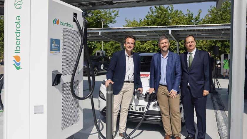 El consejero Miguel Ángel García Martín en la segunda electrolinera en la región