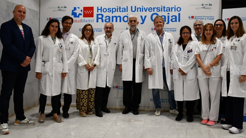 Imagen de parte del Servicio de Neurocirugía del Hospital Universitario Ramón y Cajal con parte de la Dirección del centro