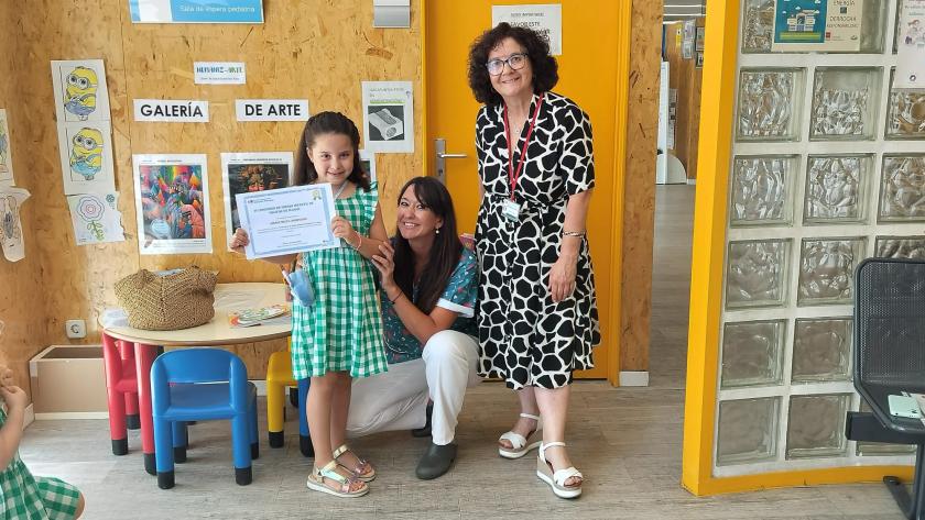 Una usuaria del Centro de Salud Ciudad de San Pablo de la Comunidad de Madrid, premiada en el concurso de dibujo infantil sobre higiene de manos La pequeña ganadora junto con sanitarias del Centro de Salud Ciudad de San Pablo
