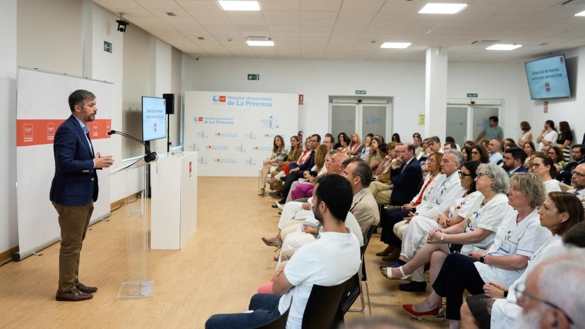 García Martín y Matute firman un protocolo de actuación para la detección precoz de nuevas drogas en Urgencias Los consejeros Miguel Ángel García Martín y Fátima Matute durante la firma de un protocolo de actuación contra nuevas drogas