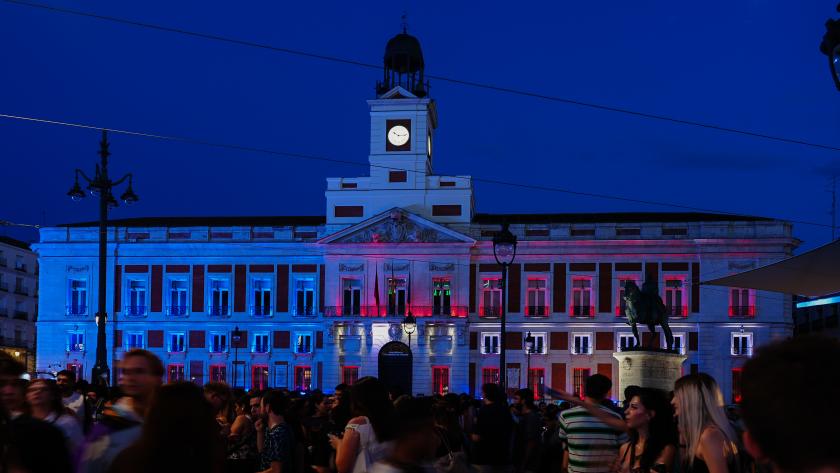 La Comunidad de Madrid ilumina con los colores de la bandera de EEUU la fachada de la Real Casa de Correos para conmemorar el 4 de julio