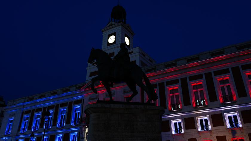 La Comunidad de Madrid ilumina con los colores de la bandera de EEUU la fachada de la Real Casa de Correos para conmemorar el 4 de julio