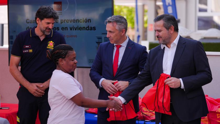 Los consejeros Jorge Rodrigo y Carlos Novillo durante la presentación de la campaña de instalación de detectores de humo en pisos