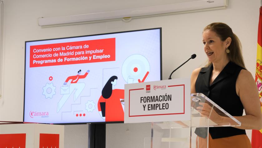 La Comunidad de Madrid trabaja en programas de formación para que inmigrantes logren un empleo en el sector sociosanitario La consejera Dávila