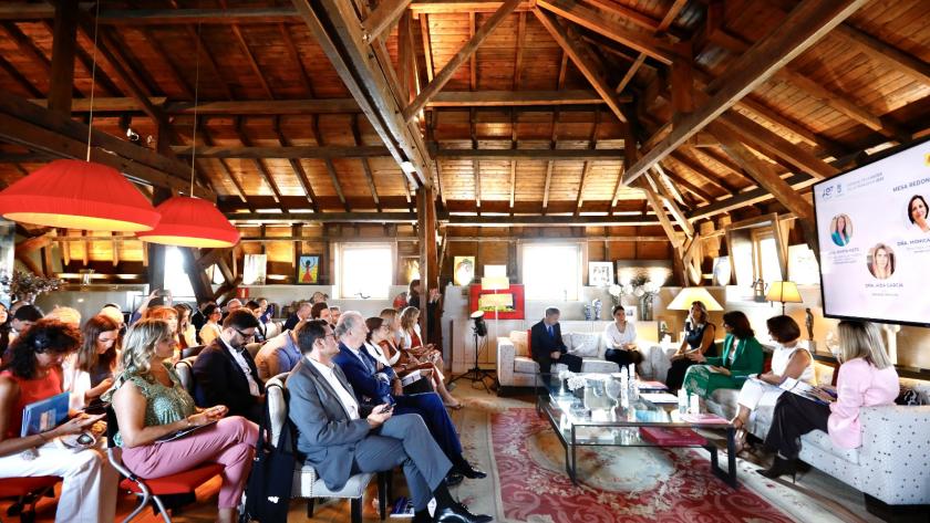 La mesa redonda celebrada en el acto de presentación del informe Marta Nieto ha participado en la mesa redonda celebrada en el acto