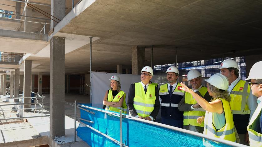 El consejero Jorge Rodrigo durante su visita en Arganda del Rey a la construcción de nuevas viviendas del Plan Vive