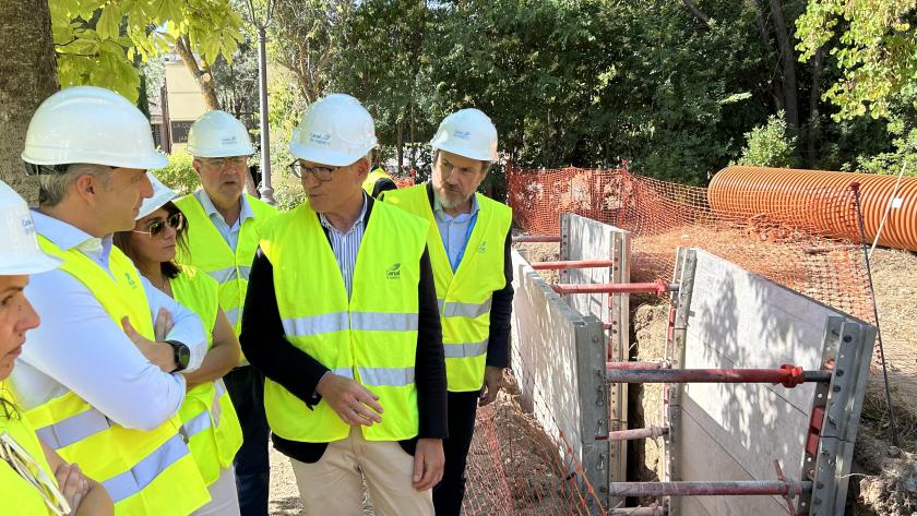 Novillo supervisa la construcción de un nuevo colector de saneamiento de la urbanización Ciudalcampo El consejero Carlos Novillo en la construcción de un nuevo colector de la urbanización Ciudalcampo