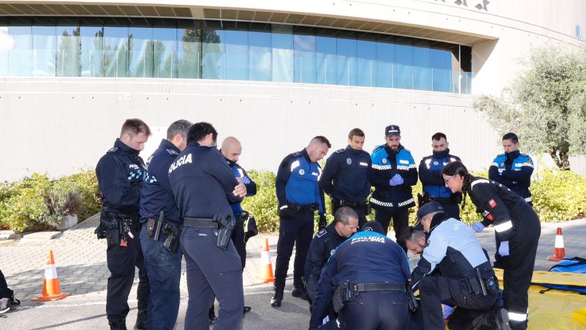 Policías locales inmovilizando a una persona
