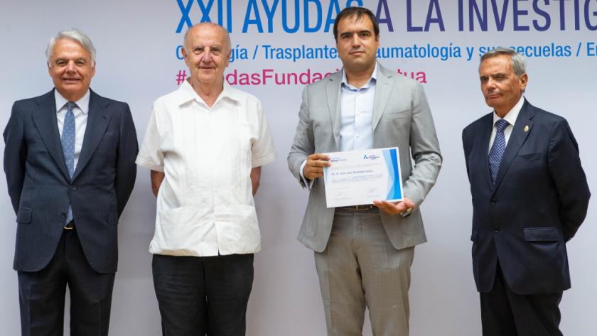 Imagen del profesional del Servicio de Oftalmología del Hospital Universitario Ramón y Cajal recibiendo el reconocimiento