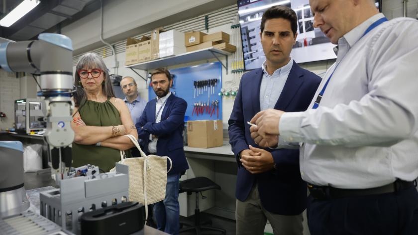 El consejero Emilio Viciana durante su visita al Instituto Madrileño de Estudios Avanzados IMDEA Materiales