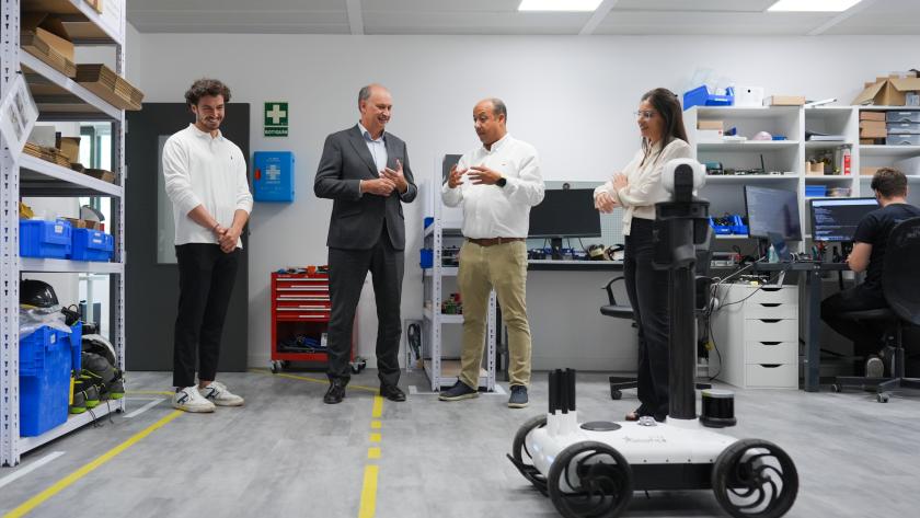 El consejero Miguel López-Valverde durante su visita a la pyme Star Robotics