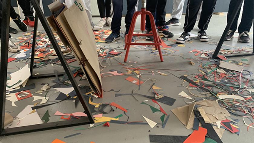 Vista del taller de arte con diferentes restos de obras de alumnos