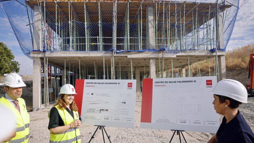 La consejera Fátima Matute durante su visita a la construcción del nuevo Centro de Salud Valdemoro 3
