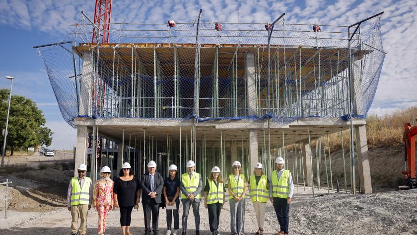 La consejera Fátima Matute durante su visita a la construcción del nuevo Centro de Salud Valdemoro 3