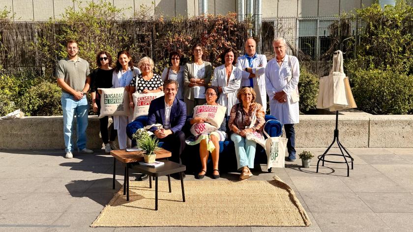 Foto de grupo de la Dirección del hospital y las asociaciones de pacientes