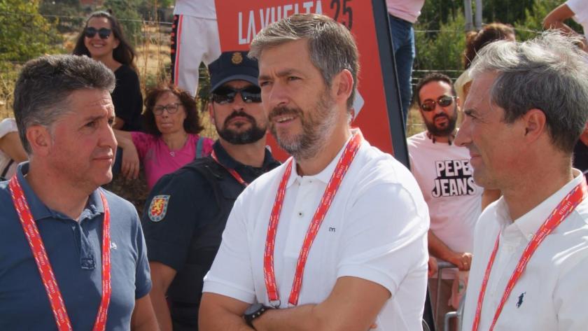 La Comunidad de Madrid, escenario de las dos últimas etapas de La Vuelta Ciclista a España García Martín en el corte de la cinta del inicio en Robledo de Chavela de la penúltima etapa de La Vuelta