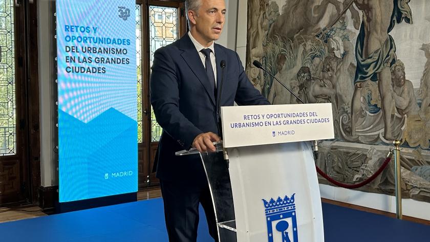 Novillo inaugura una jornada sobre los retos del urbanismo actual en las grandes ciudades El consejero Carlos Novillo durante la jornada sobre los retos del urbanismo actual en las grandes ciudades